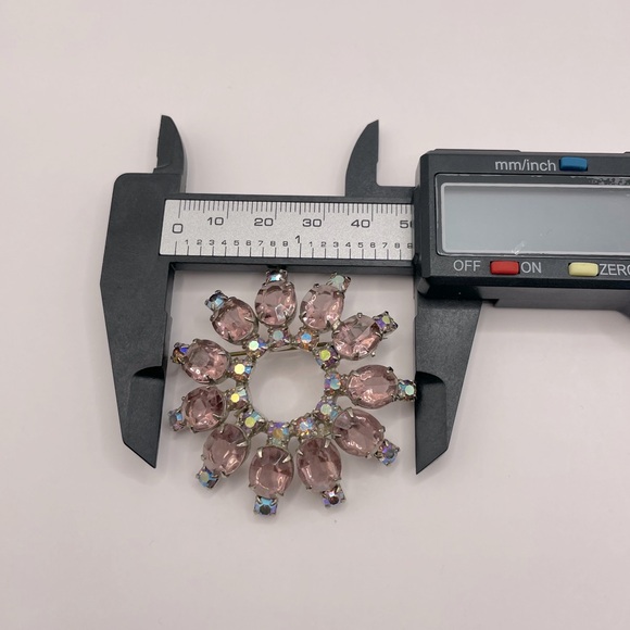 VINTAGE Crystal Wreath Brooch - Picture 6 of 6